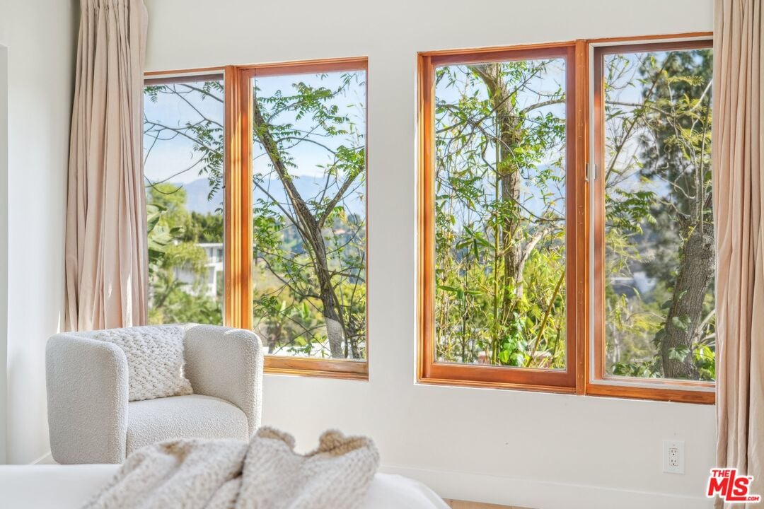 Sunset Crest Dr, 90046