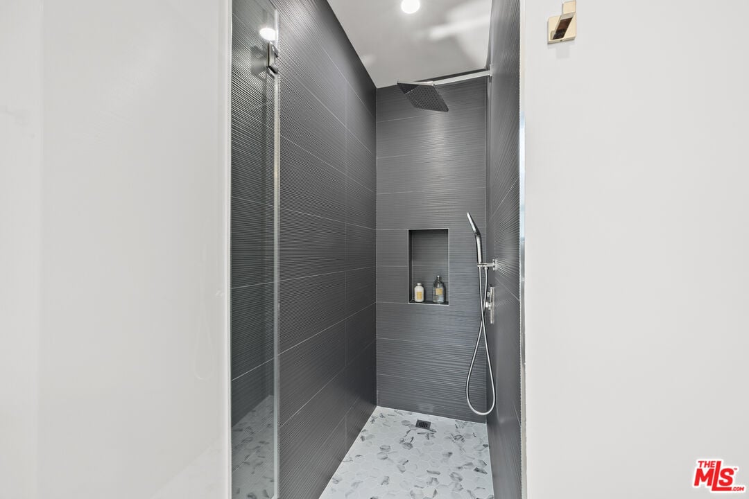 Castle Heights Pl, 90034