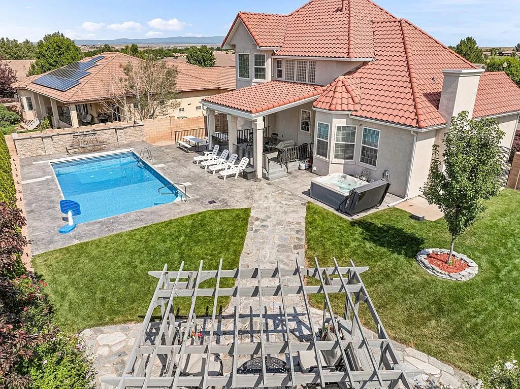 3938 Augusta Ln