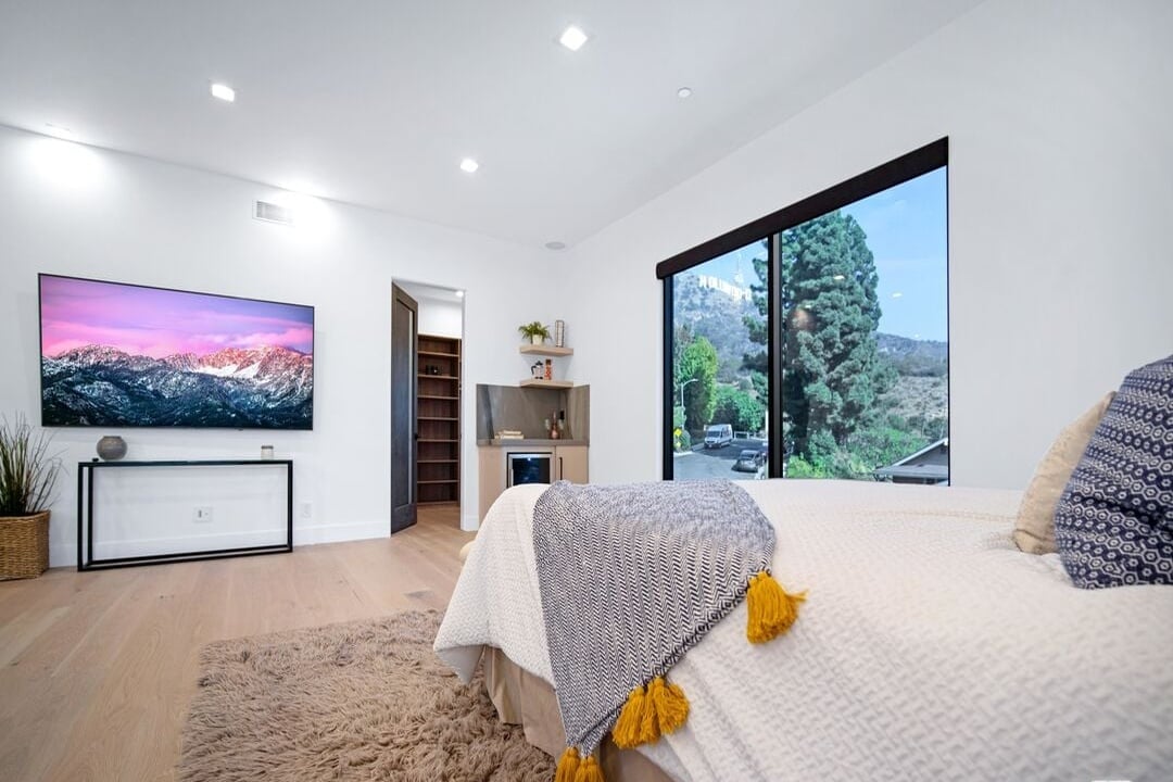 Canyon Lake Dr, 90068