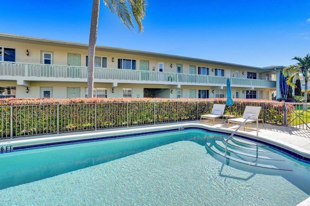 2120 NE 42nd St APT 8A