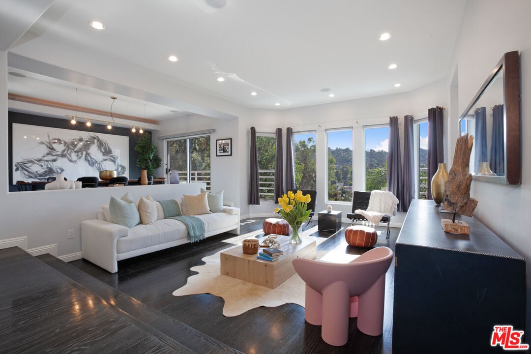 Solaris Manor, N Knoll Dr, 90068