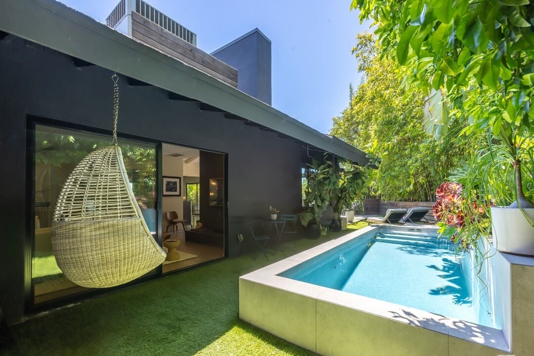 Halo Crest, Queens Rd, 90069