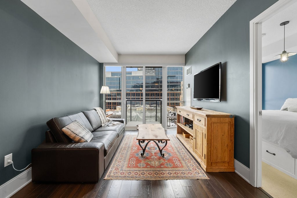 560 Front Street West, Suite 621