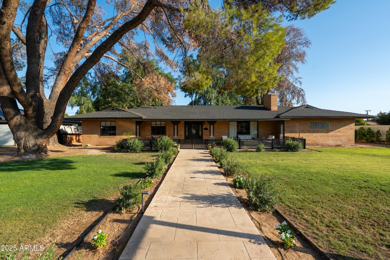 547 W Orangewood Ave