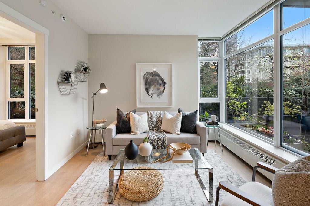 135 W 2nd St, #101