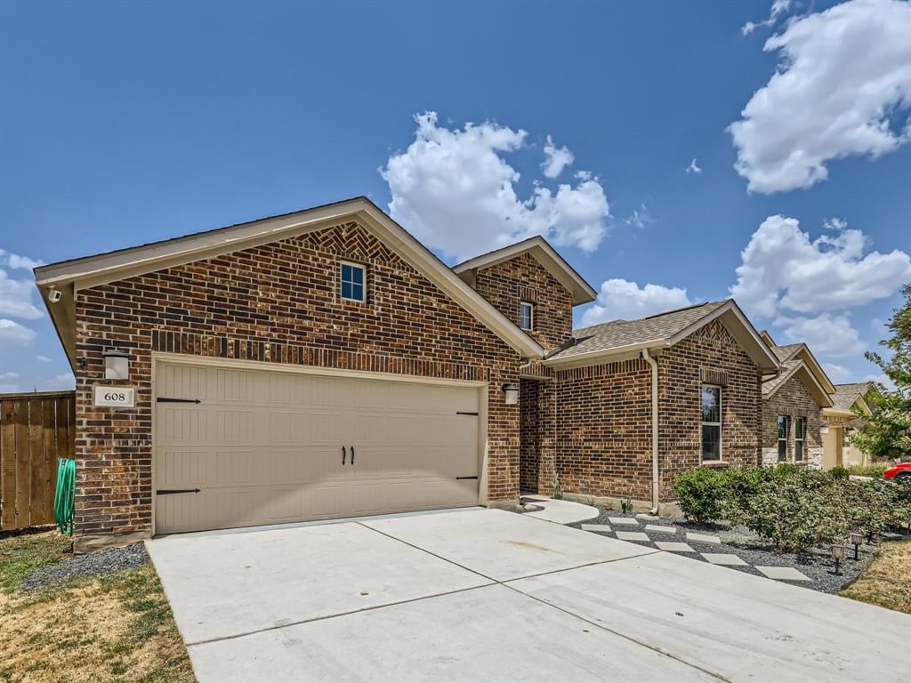 608 Sixpence Ln
