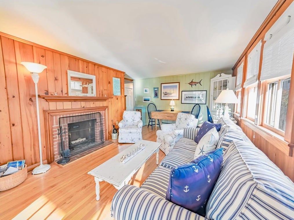 12 Colonial Ln