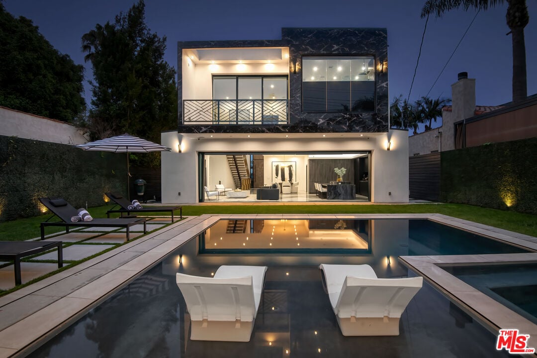 Highcliff Manor,N Martel Ave,90036