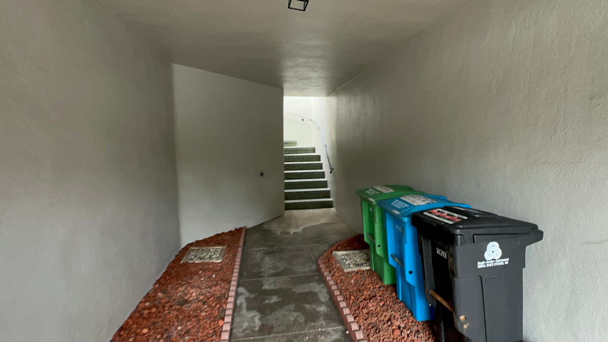 2483 37th Avenue · Photo 2
