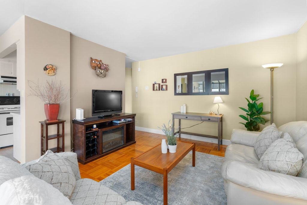 1750 Esquimalt Ave, #504