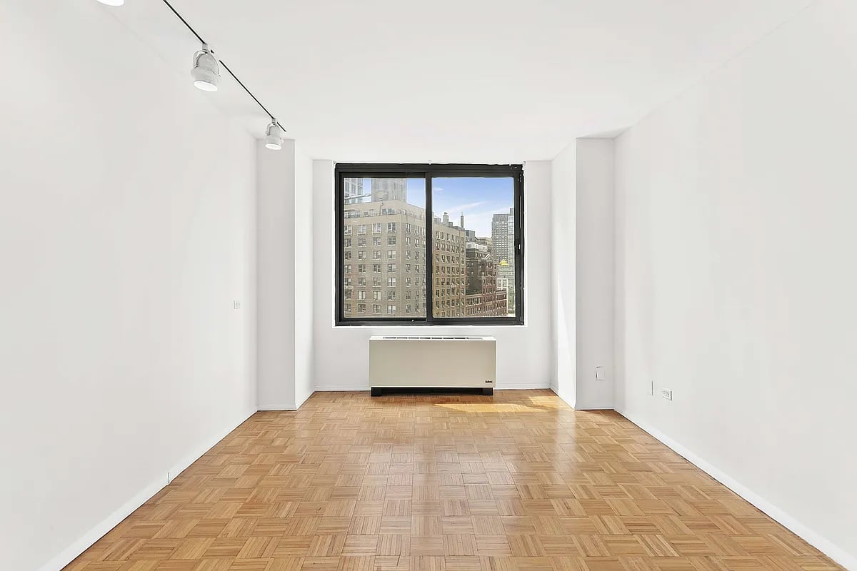 55 W 70th St #11F