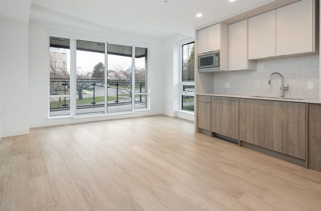 7638 Cambie St, #206