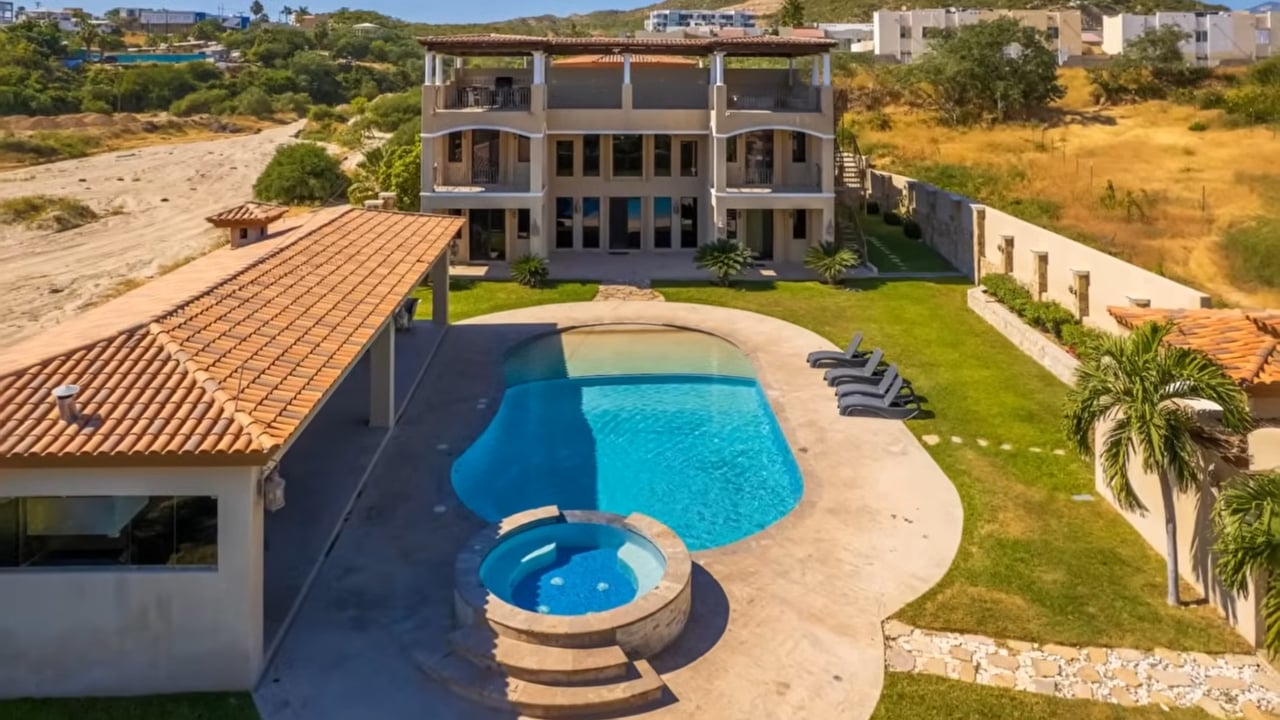 A SF Luxury Pool Home Offered at $1,339,900 USD