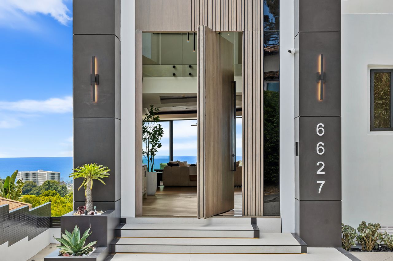 6627 Muirlands Dr, La Jolla, CA 92037