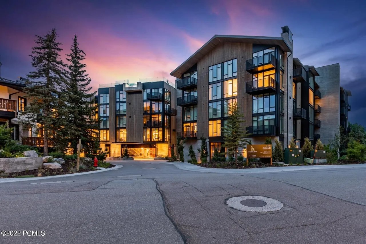 7520 Royal St E #412/413