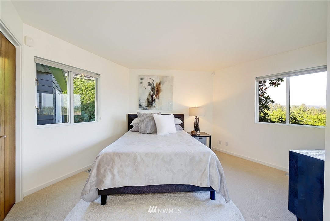 8631 Inverness Dr, NE