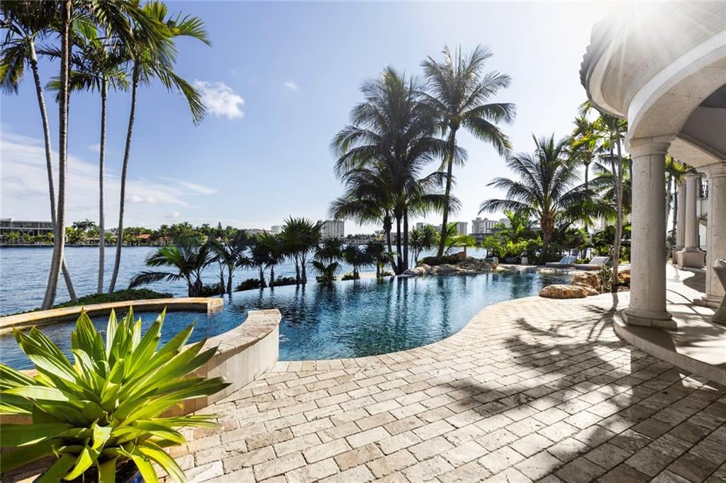 2593 SE 8th St, Pompano Beach, FL 33062