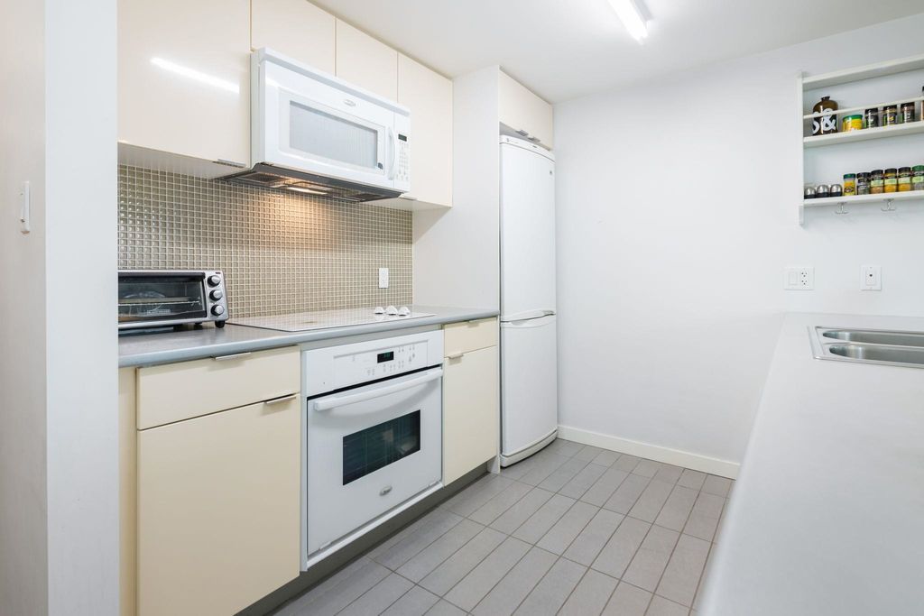 233 Robson St, #1705