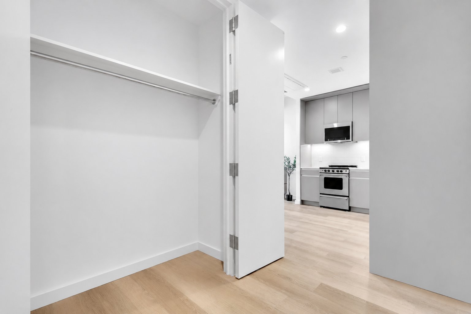29-17 40th Avenue, 811