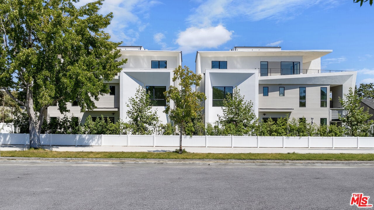 3218 S Barrington Ave