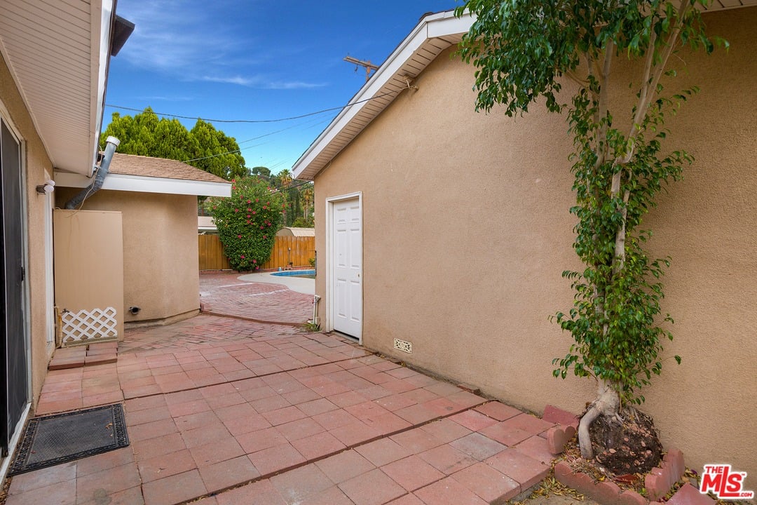 11422 Haskell Ave