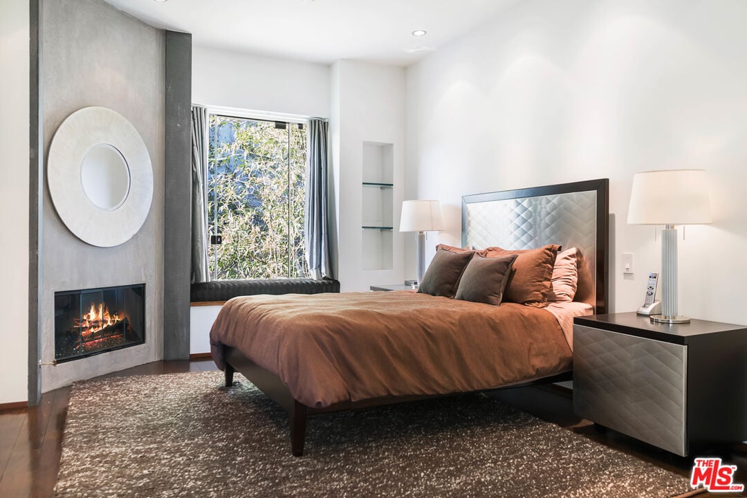 Luminor Crest, Viewmont Dr, 90069