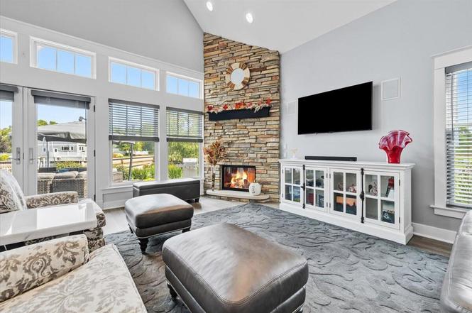 2491 Bay Pointe Dr