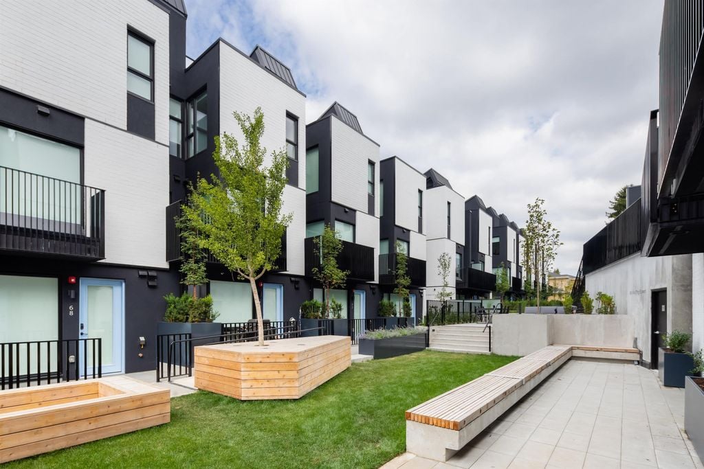 90 W King Edward Ave, #211