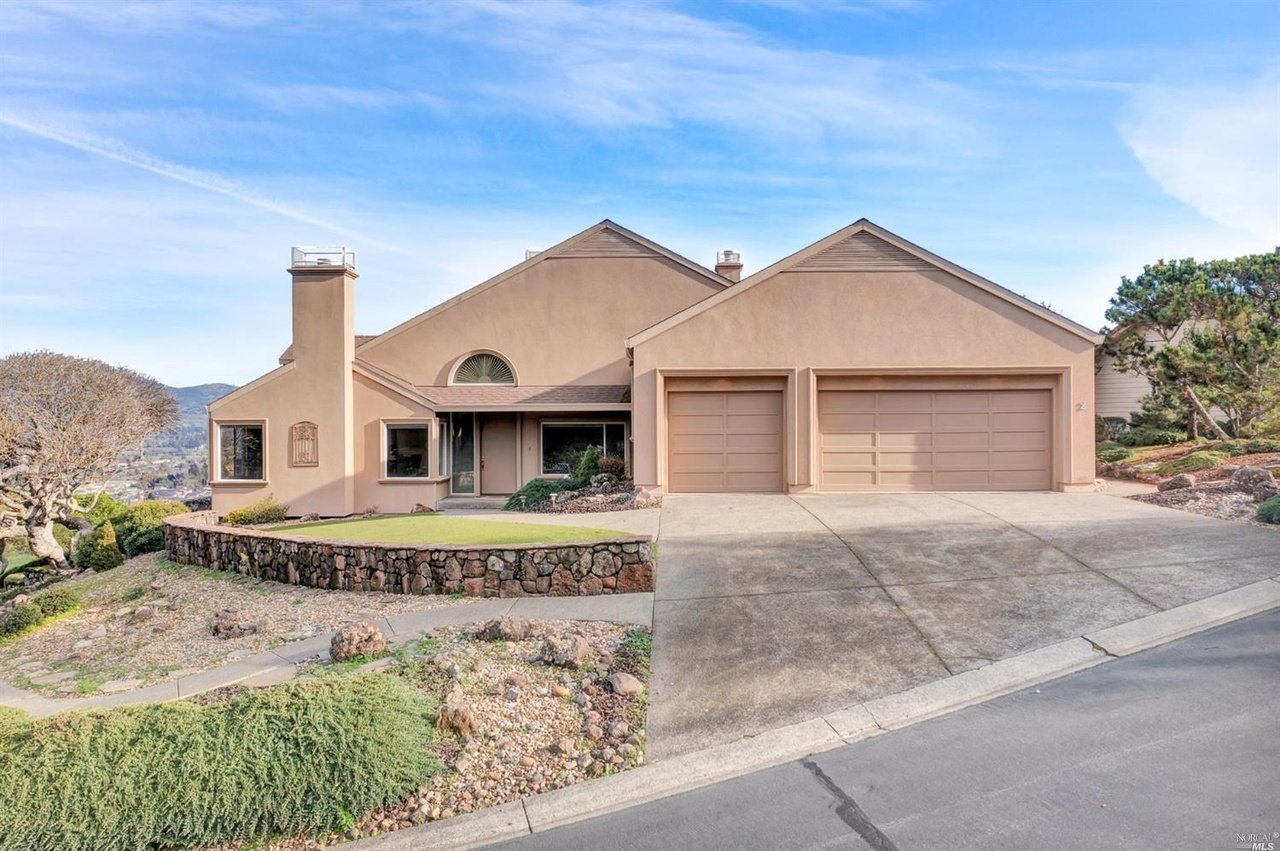 2 Spyglass Ct