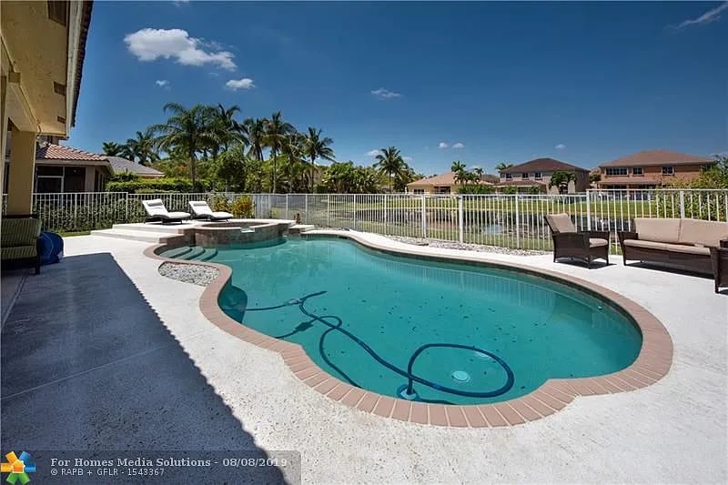1612 Blue Jay Cir