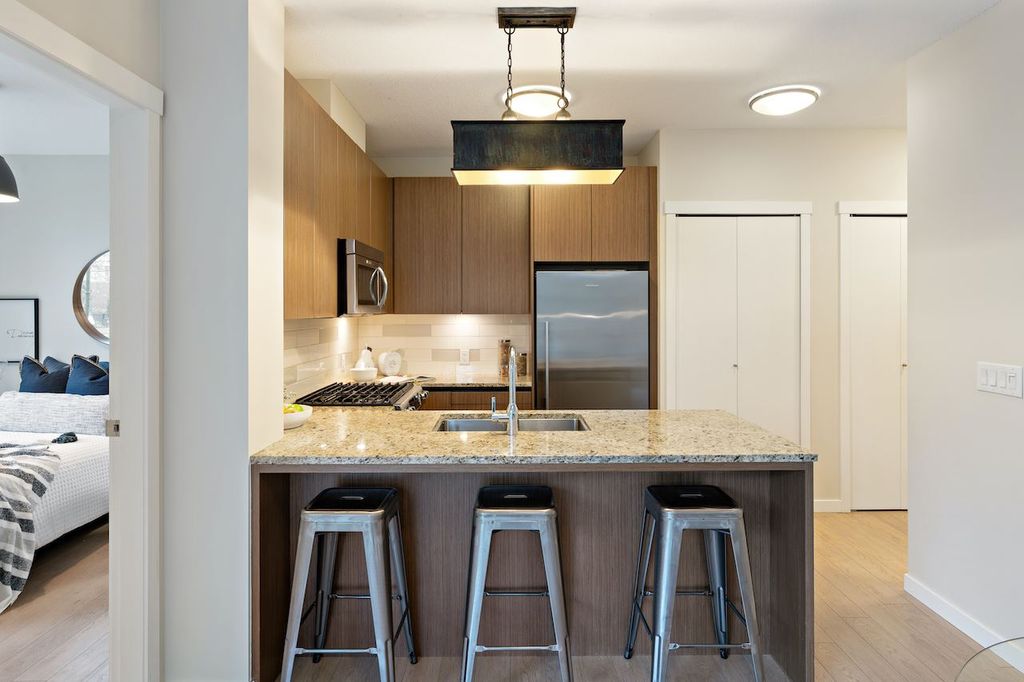 135 W 2nd St, #101