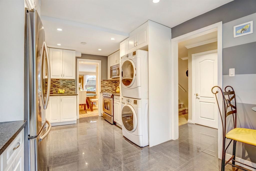 555 W 28th St, #104