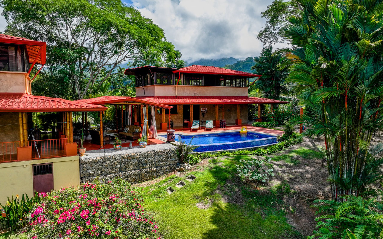 Tropical Getaway with Two Villas and Lush Gardens Near the Heart of Uvita