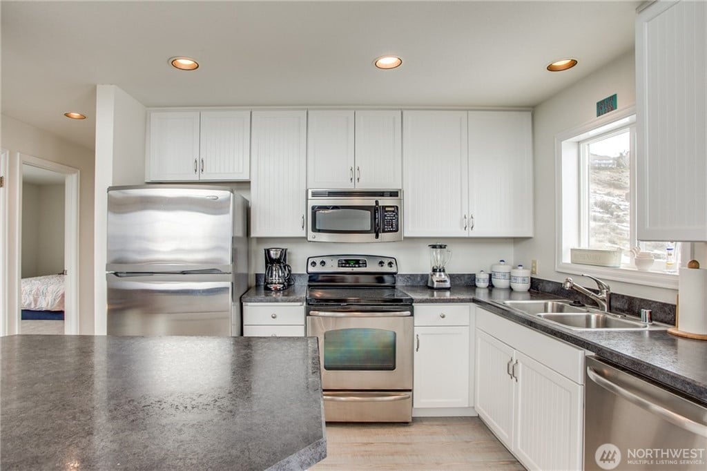 207 Riviera Dr