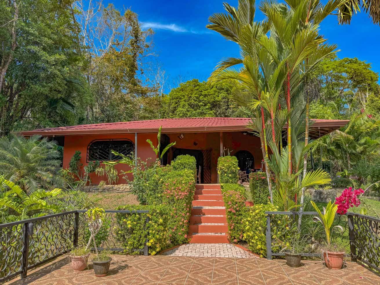 Ojochal Mountain View Home with Pool, Guest House & Gardens