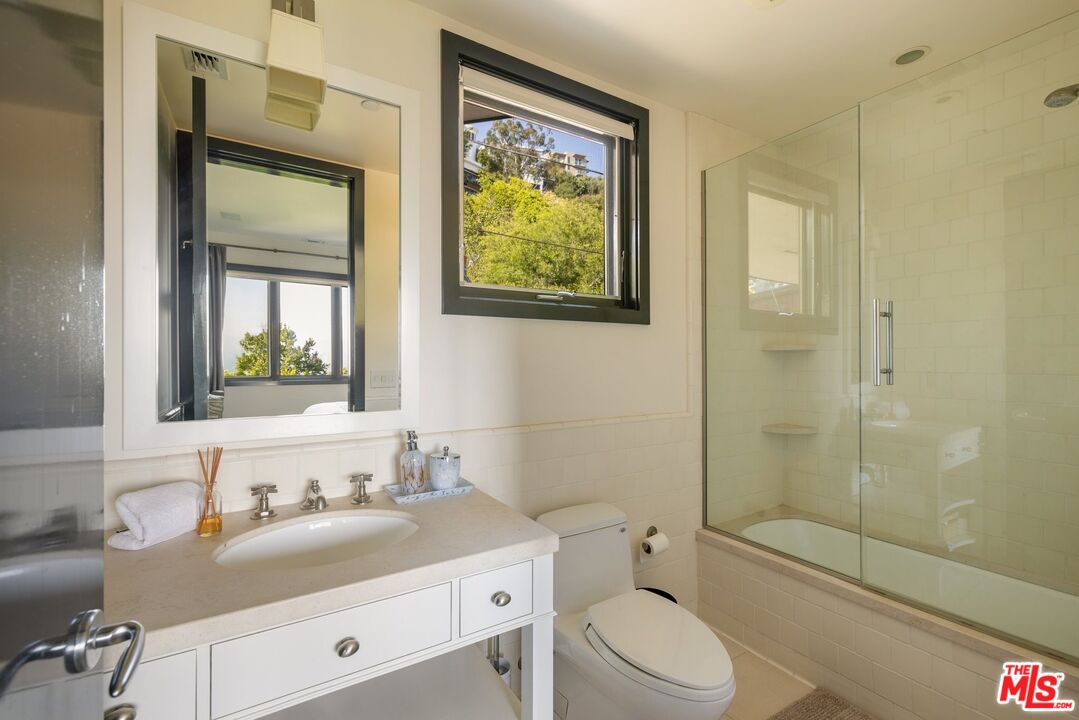 Aria Manor, Sunset Plaza Dr, 90069