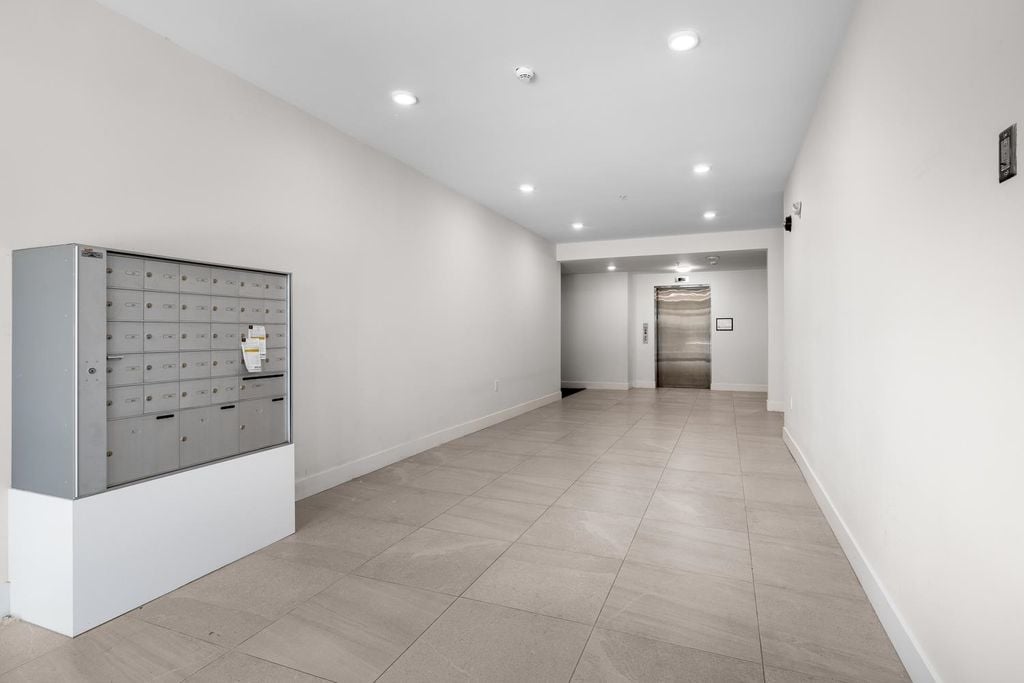 2389 Hawthorne Ave, #203