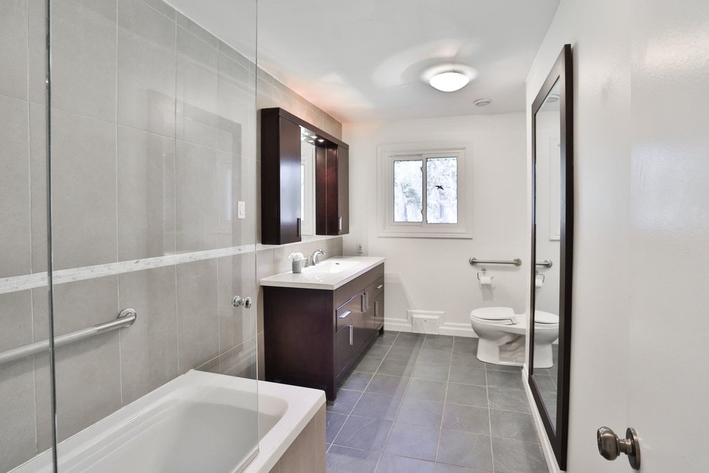 35 Hollyrood Heights Dr