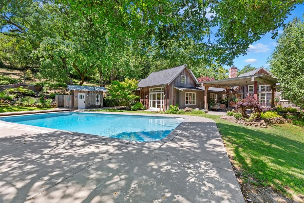 15 Cascade Ln