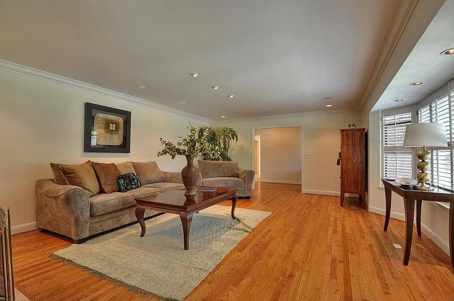 115 Longmeadow Dr
