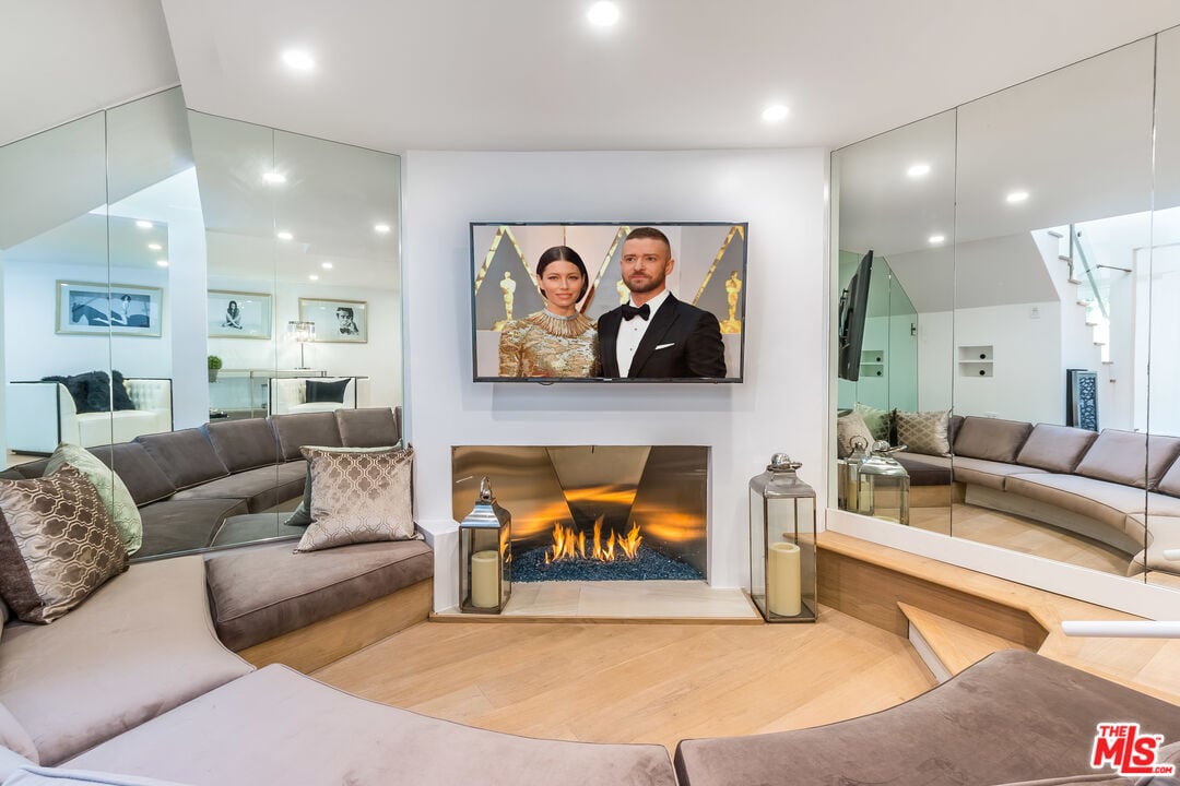 Halo Manor, Braeridge Dr, 90210