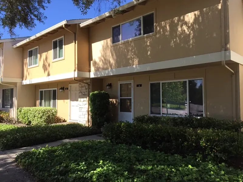  2 Comstock Queen Ct