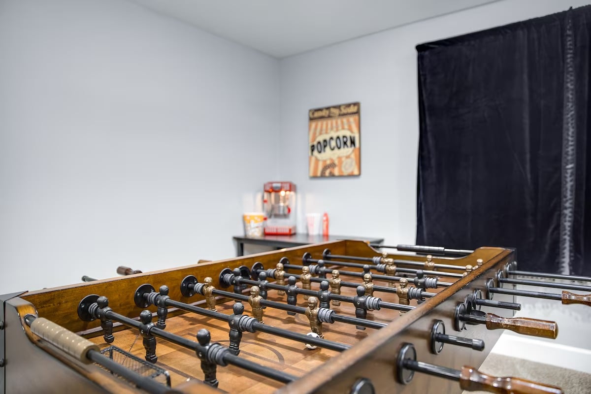 Huge Golf Course Home-Free Heated Pool/Theatre/Gym