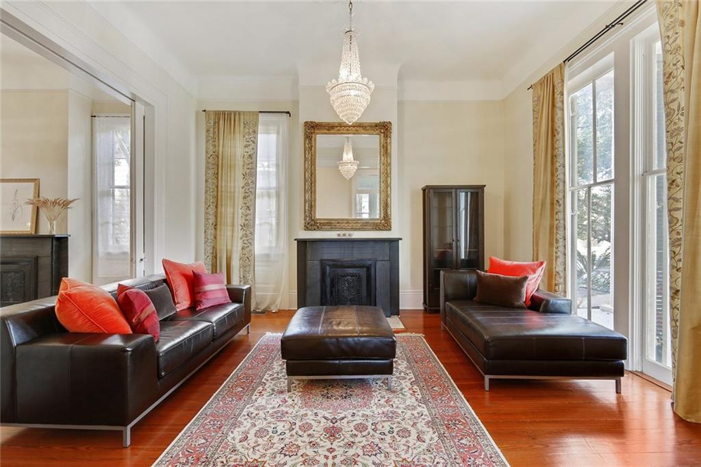 1672 Robert St