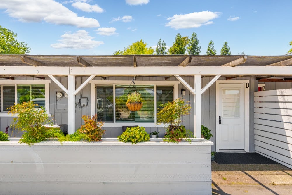 725 Lytton Station