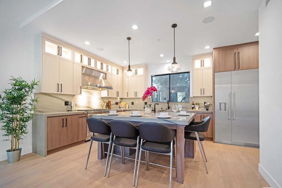 Canyon Lake Dr, 90068