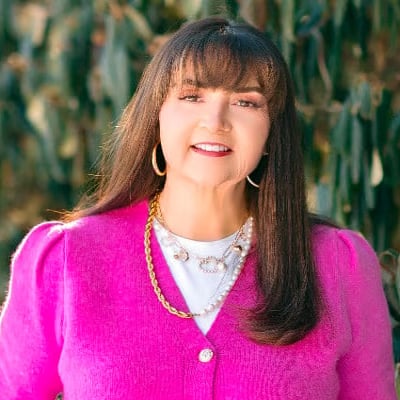 Angela Eversole Harrisonburg, VA Real Estate Agent Headshot