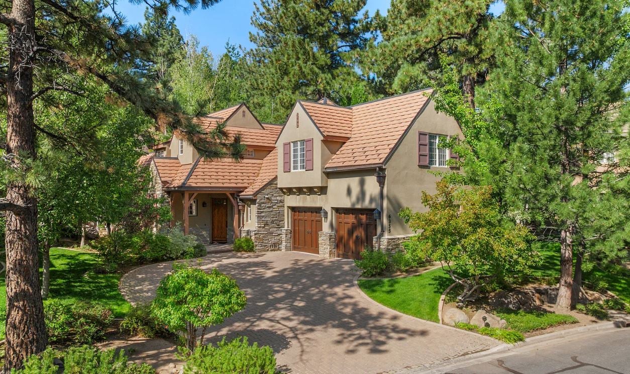 Nestled within the picturesque enclave of The Cottages in Montreux, this upscale residence offers a unique blend of charm and convenience, completed with "Come-and-Go-As-You-Please" living. The thoughtfully designed floor plan seamlessly integrates comfort and elegance.