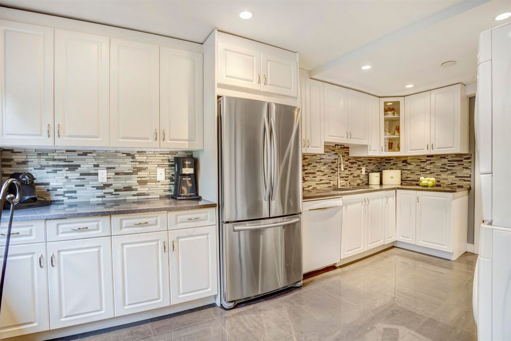 555 W 28th St, #104